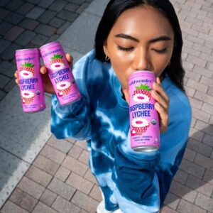 Chica bebiendo batido en la calle