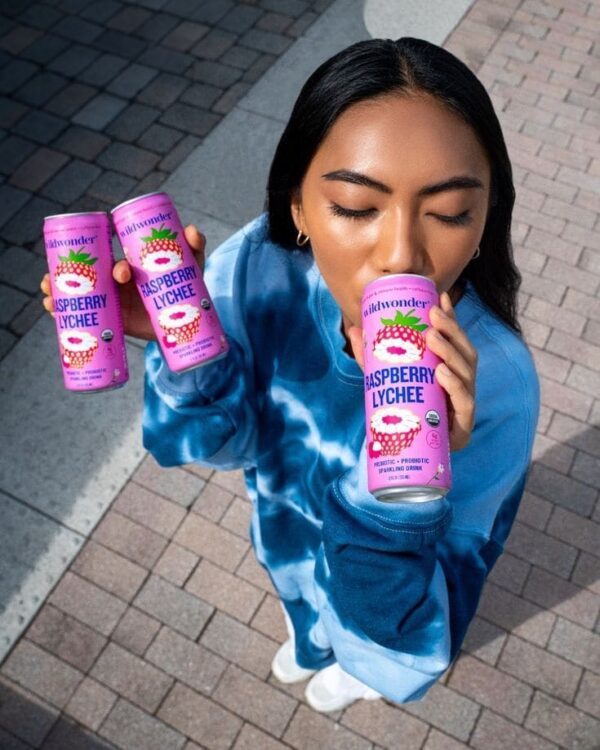 Chica bebiendo batido en la calle